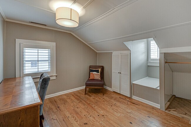 Building Photo - Washington Park 3BR 2Bth Home - available now for both short or long term lease