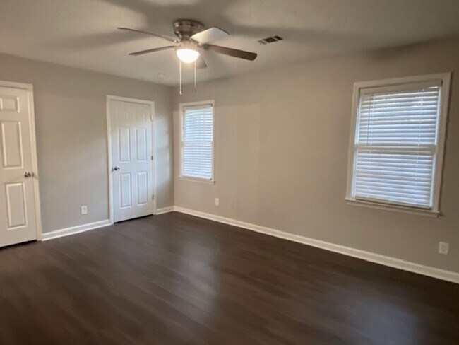 Building Photo - 454 Lexington Dr