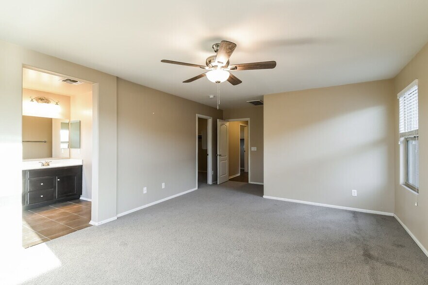 Building Photo - 923 S Pheasant Dr