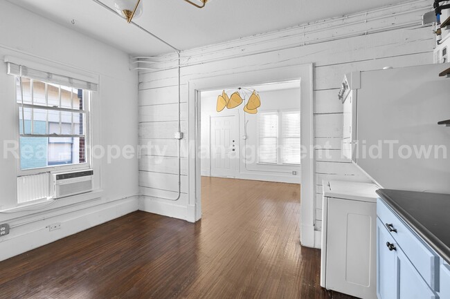 Building Photo - Charming studio 1-bathroom townhome in the...