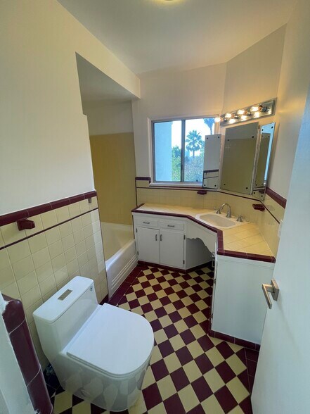 Building Photo - 3043 Hollycrest Dr