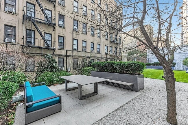 Building Photo - 250 E Houston St