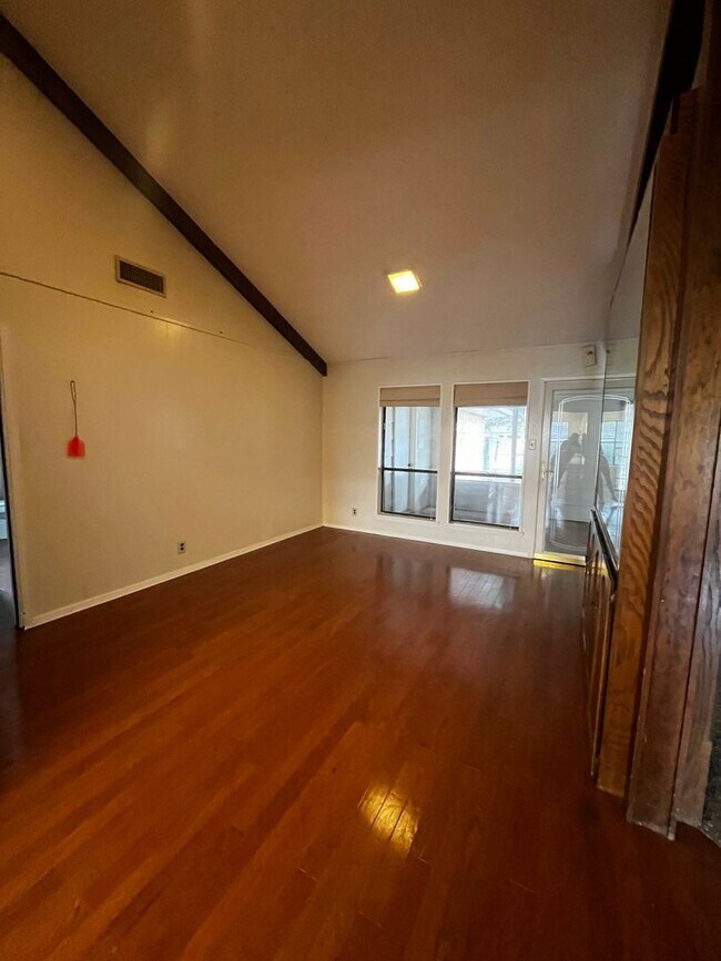 Building Photo - 3834 Lake Ridge Dr