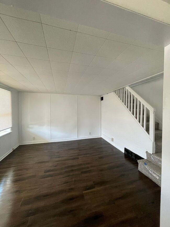Building Photo - 3 bedroom home in Elizabeth-Forward!