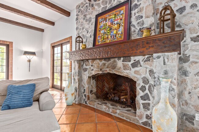 Building Photo - MUST SEE!!! FULLY-FURNISHED LUXURIOUS 6 Be...