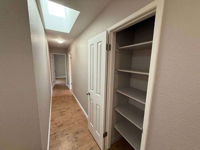 Building Photo - Massive 4-Bedroom home in Quiet Green Vall...