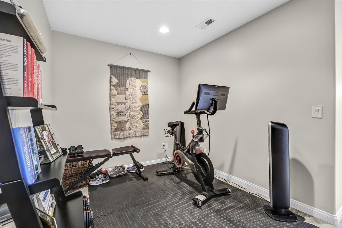 Building Photo - 2740 Highland Way