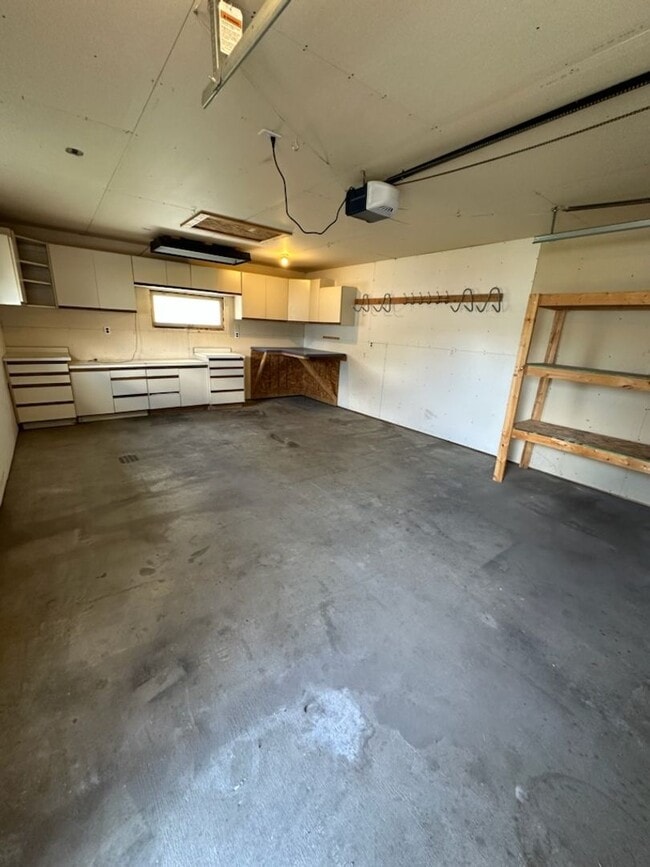 Building Photo - 2 Bedroom House on West End with Oversized Single Car Garage and Covered Back Patio