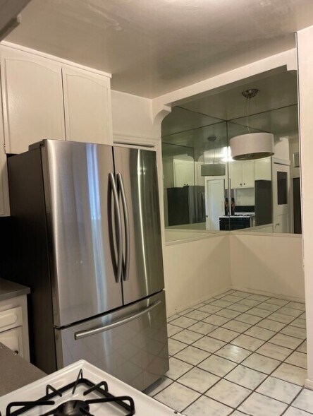 Kitchen breakfast nook - 6331 Lindenhurst Ave