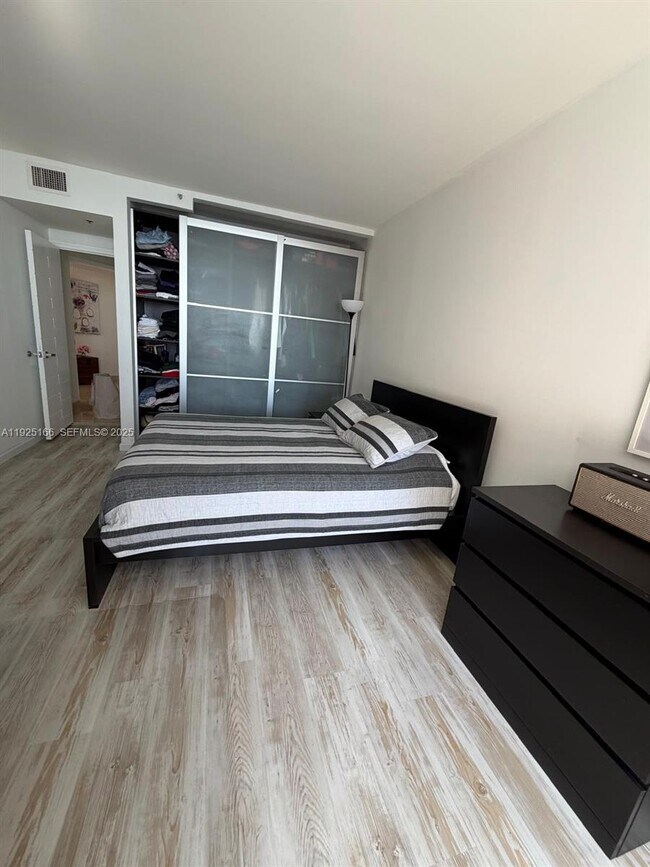 Building Photo - 1581 Brickell Ave