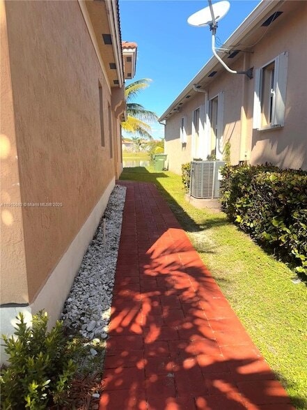 Building Photo - 3725 NE 23rd Ct