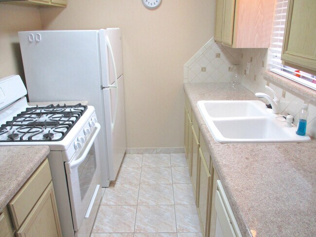 Building Photo - Beautifully updated condo in quite community