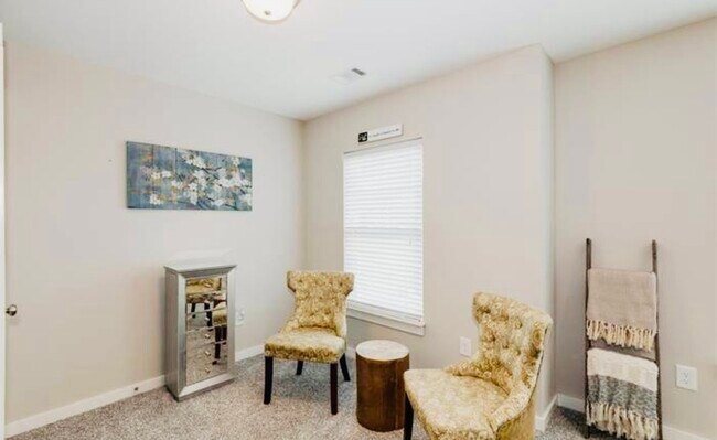 Building Photo - 731 Elmbrook Dr