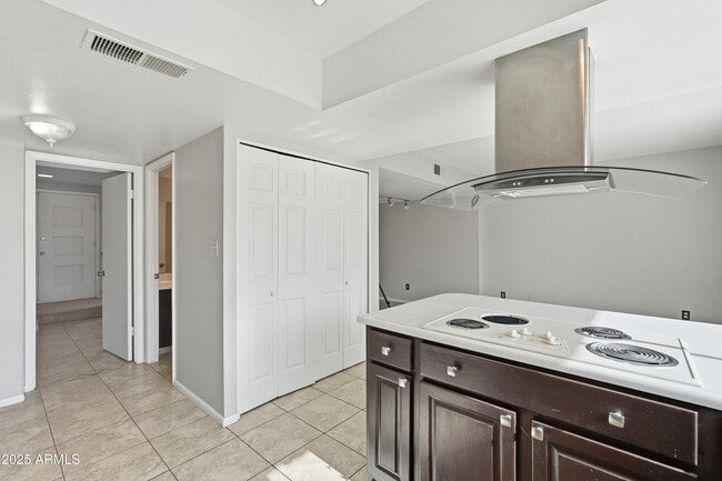 Building Photo - 1628 E Logan Dr