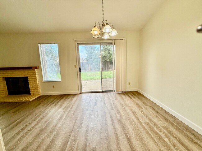 Building Photo - Nice home available immediately