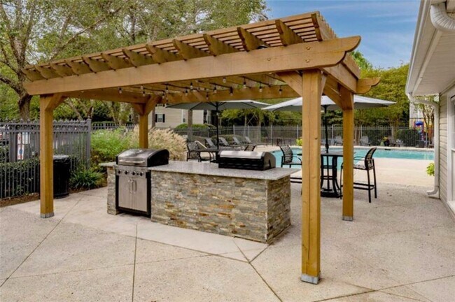 Building Photo - 9200 Roberts Dr