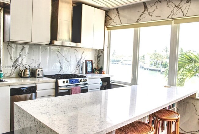 Building Photo - 4710 Pine Tree Dr