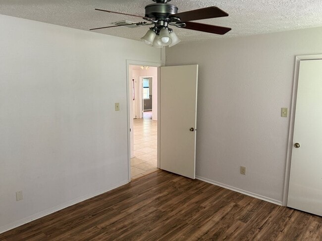 Building Photo - 5613 Countryaire