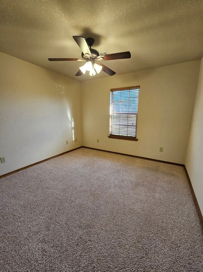 Building Photo - 3 (Bed)/(2) Bath + Office in Royal Oaks. N...