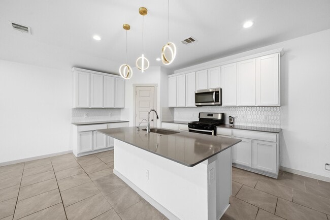 Building Photo - 818 Starcross Bnd Dr