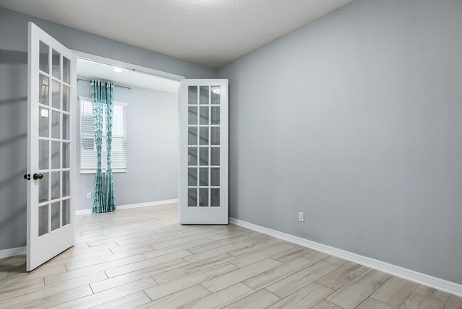 Building Photo - AMAZING 3/4 GORGEOUS HOME IN GATED COMMUNI...