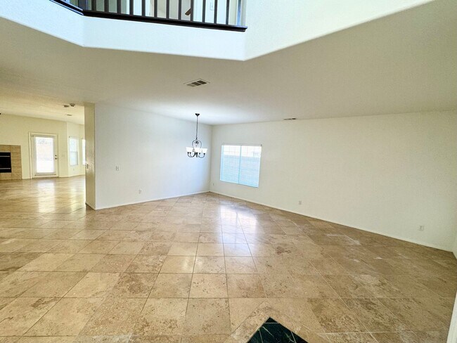 Building Photo - Spacious 6 bedroom home in West Palmdale