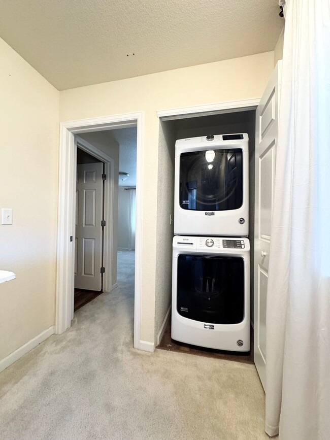 Building Photo - Charming 2 Bed, 2.5 Bath house located off of 119 and 287. Across from Longmont Rec Center and St...