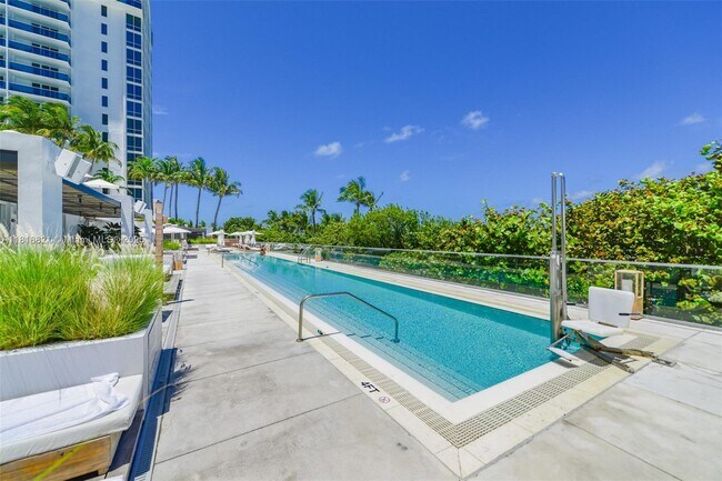 Building Photo - 2301 Collins Ave