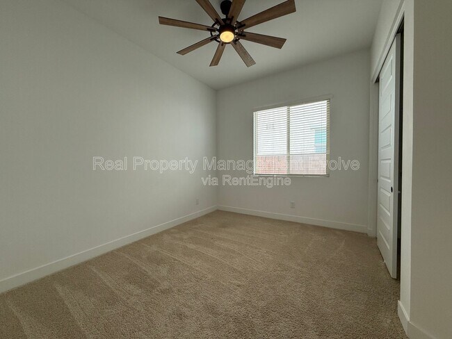 Building Photo - 8723 W Vista Ave