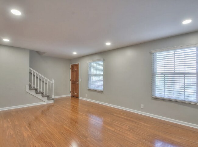 Building Photo - Newly Renovated 3-Bedroom in Hickory Valley Condos, Community Pool and Pet Friendly!