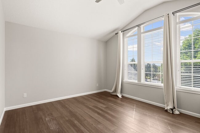 Building Photo - Stunning 3-Bedroom, 2.5-Bath Home in the C...
