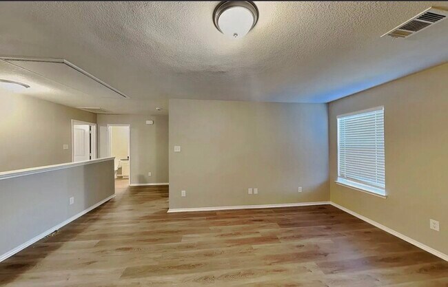 Building Photo - MOVE IN READY