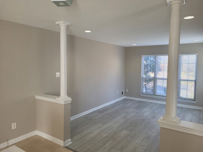 Building Photo - 512 Pimlico Way