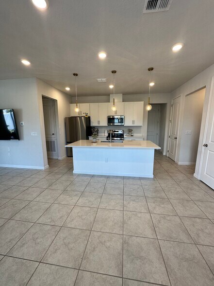 Building Photo - 904 Blue Creek Dr
