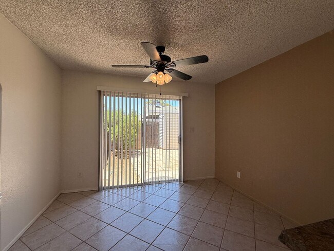 Building Photo - Tempe, Guadalupe and Rural, 2 bed 2 bath single story end unit