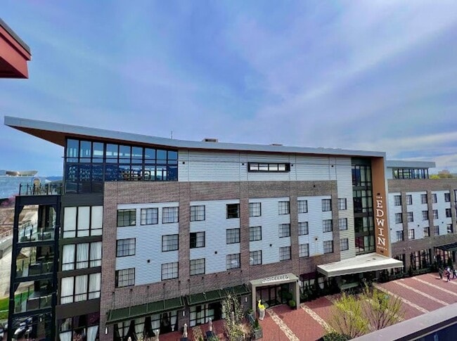 Building Photo - STUDIO Condominium next to Walnut Street B...