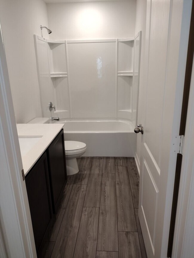 Building Photo - Beautiful 4 bedroom 2.5 Bathroom House For...