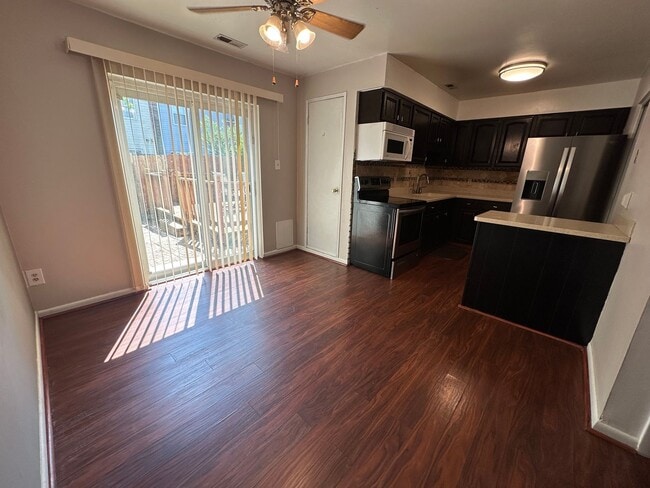 Building Photo - 3-Bedroom Townhome Near Little Creek Naval...