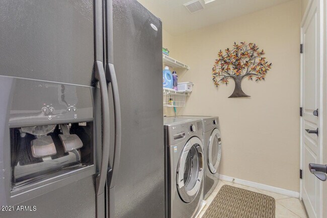 Building Photo - 3922 E Carson Rd