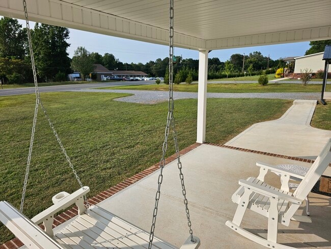 Building Photo - 737 Long Branch Rd