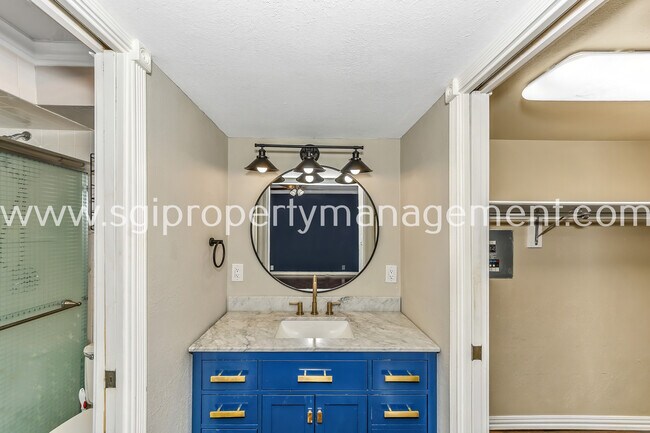 Building Photo - 7906 Royal Ln