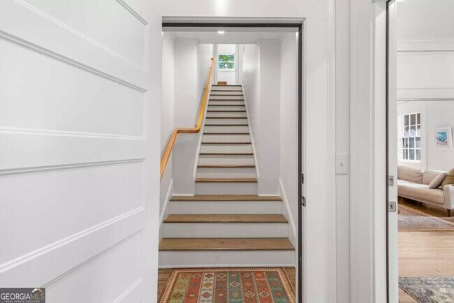 Building Photo - Renovated 2BR/1BA Attic Apartment with In-Unit Washer & Dryer – Prime Atlanta Location
