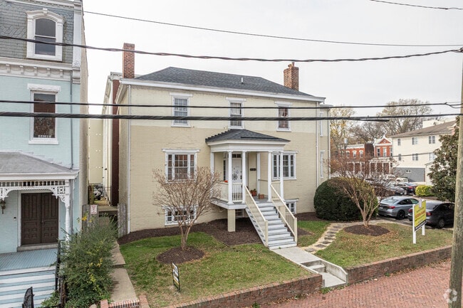 Building Photo - Pine Court II