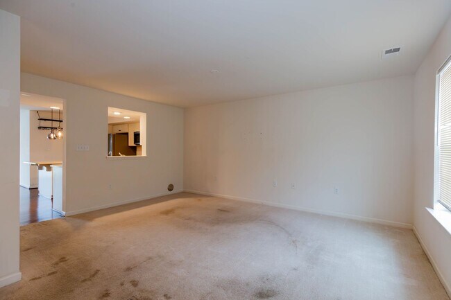 Building Photo - 3 Bed, 2.5 Bath, Townhome in Ranson, WV