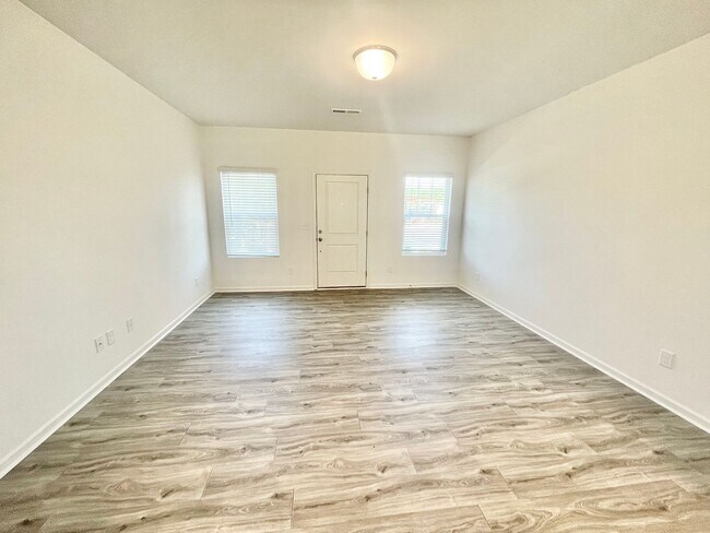Building Photo - 2 br 2.5 ba townhome, close to I-85, dining and shopping -AVAILABLE January 31st