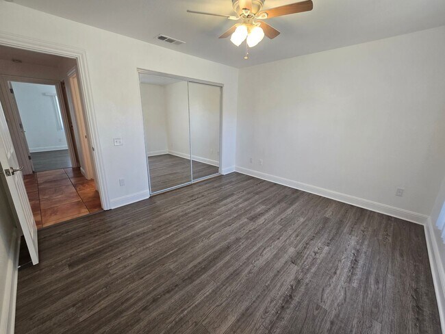 Building Photo - Beautiful, Huge 3 Bedroom in JT!!
