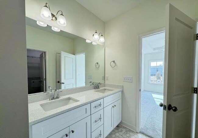 Building Photo - 106 E Sillinger Dr