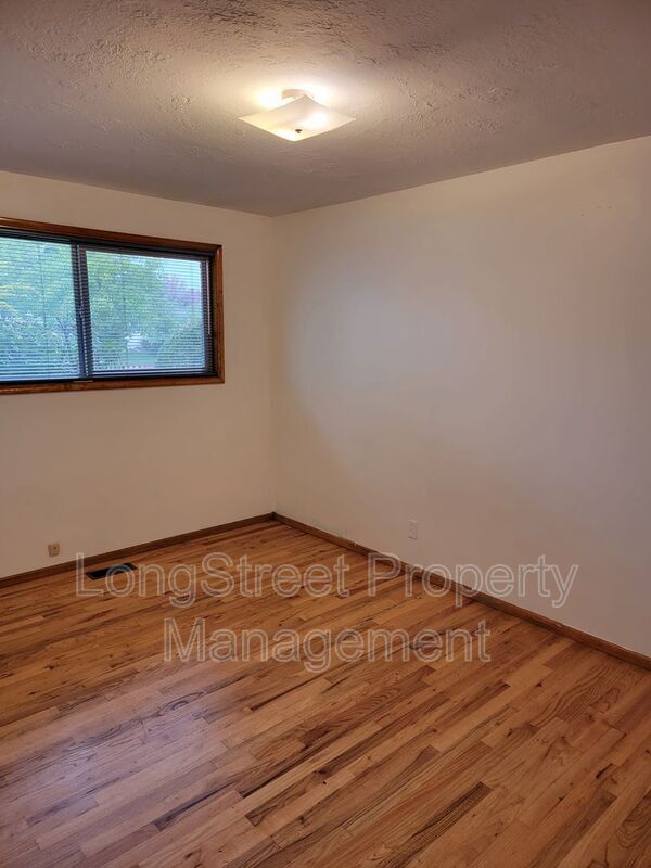 Building Photo - 1827 NW Menlo Dr