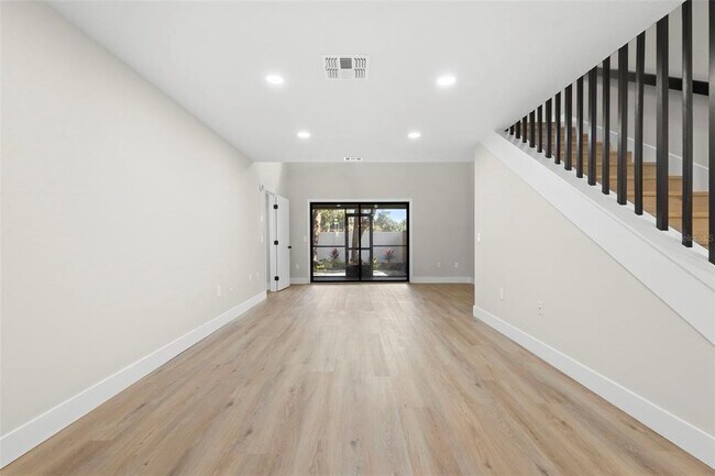 Building Photo - 805 N Clake Ave