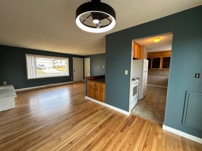 Building Photo - Spacious Northside 4-Bed, 2-Bath Ranch with Hardwood Floors